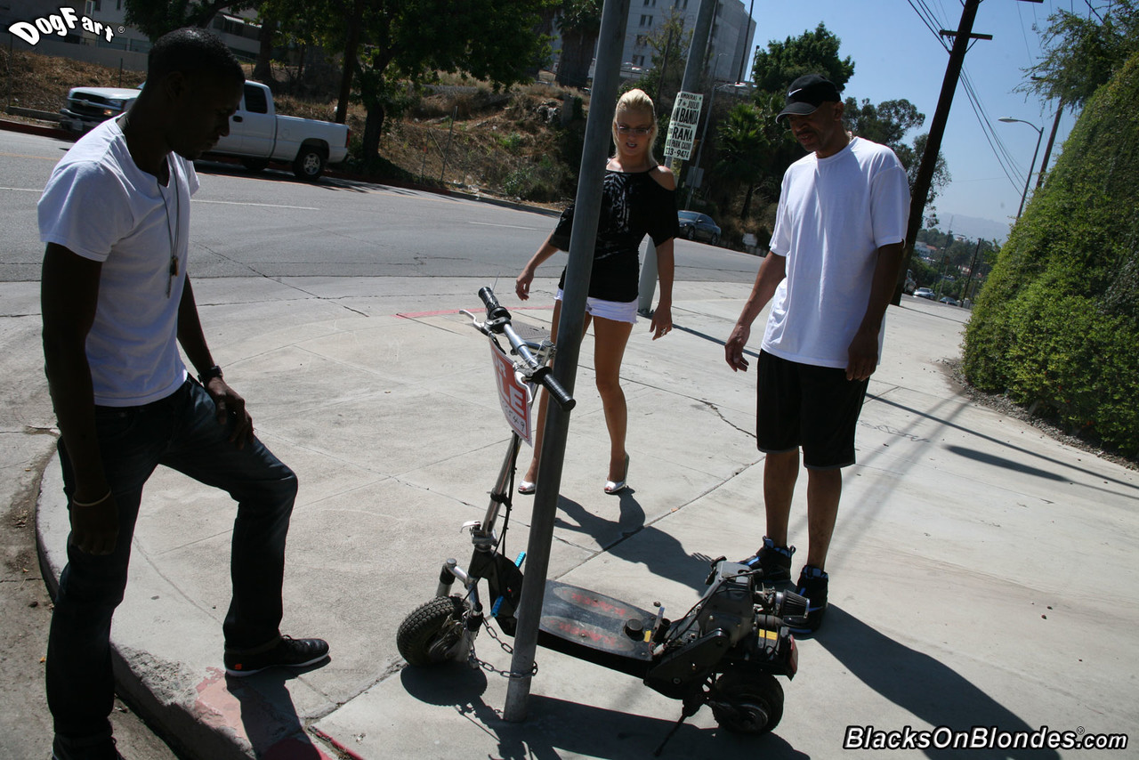 Petite Blonde Adrian Olsen Nimmt Zwei Riesige Schwarze Schwänze Und Schluckt Sperma