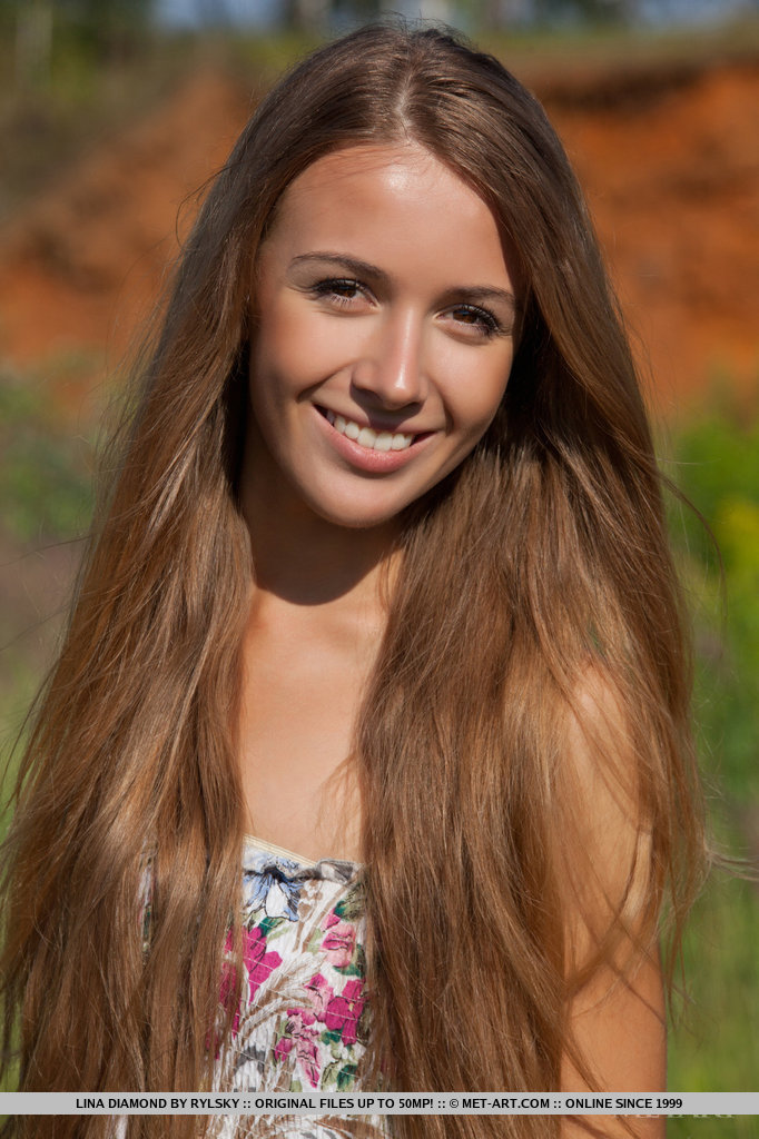 カラフルなドレスのティーンが屋外で脱ぐ