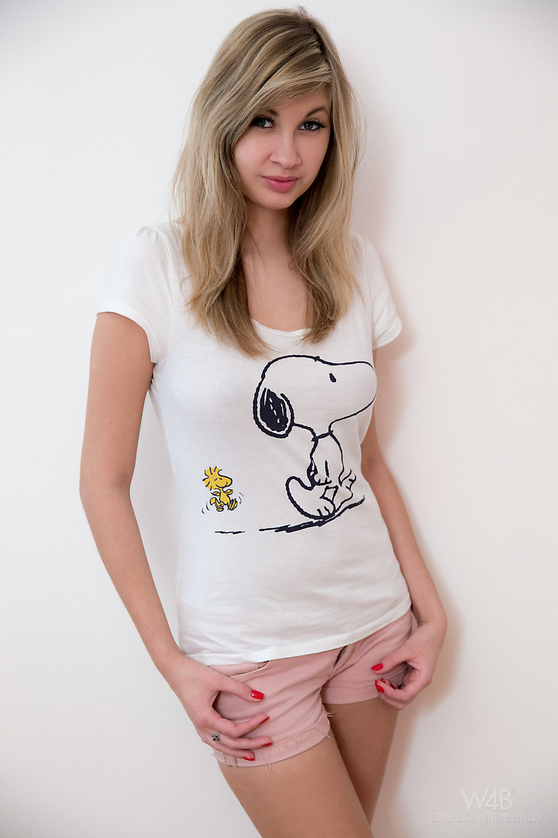 القدوس يخلع السراويل القصيرة والقمیص ليلعب مع كوسة صغيرة جنسية