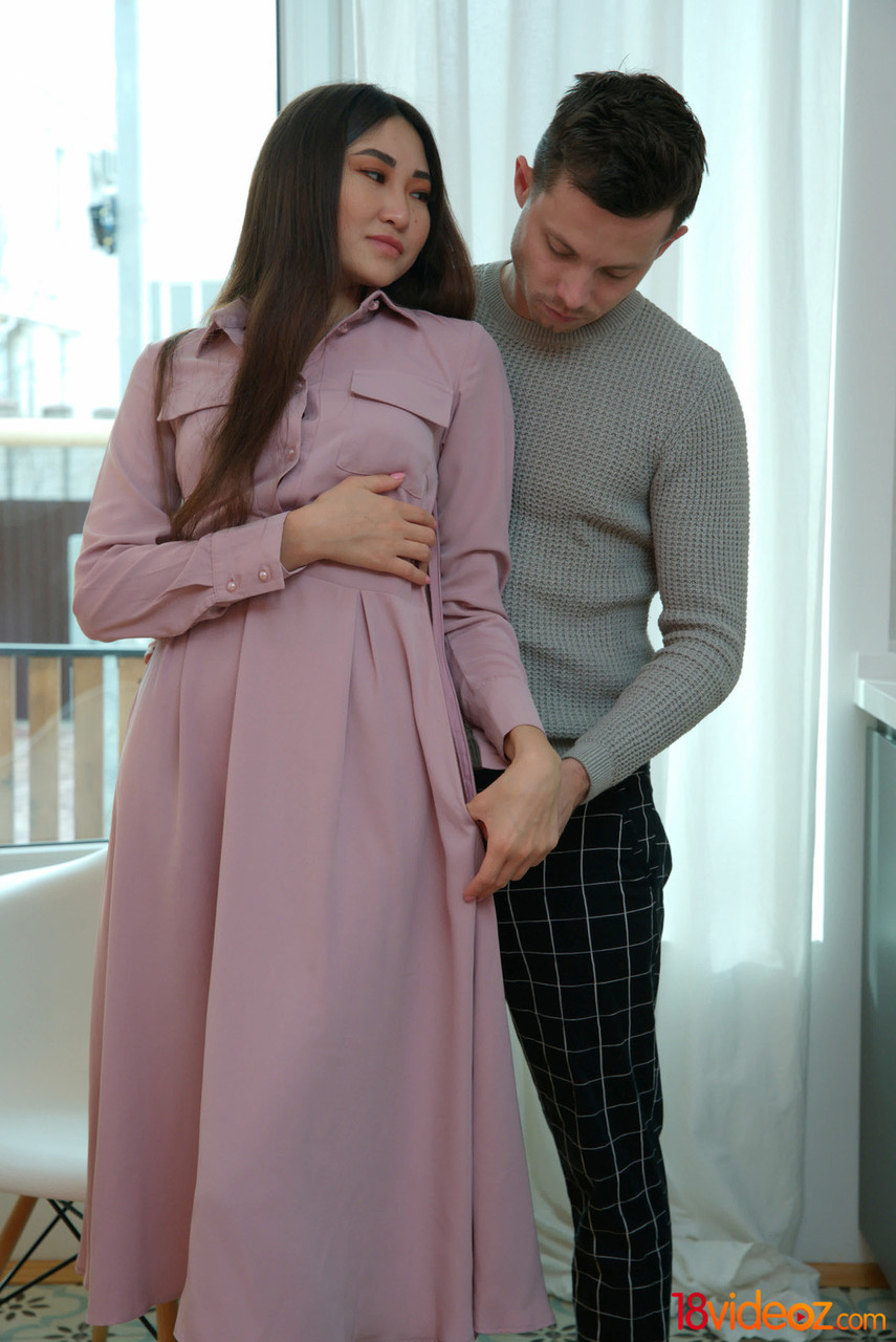 18岁亚洲少女Emily C在激烈性爱后接受外部射精