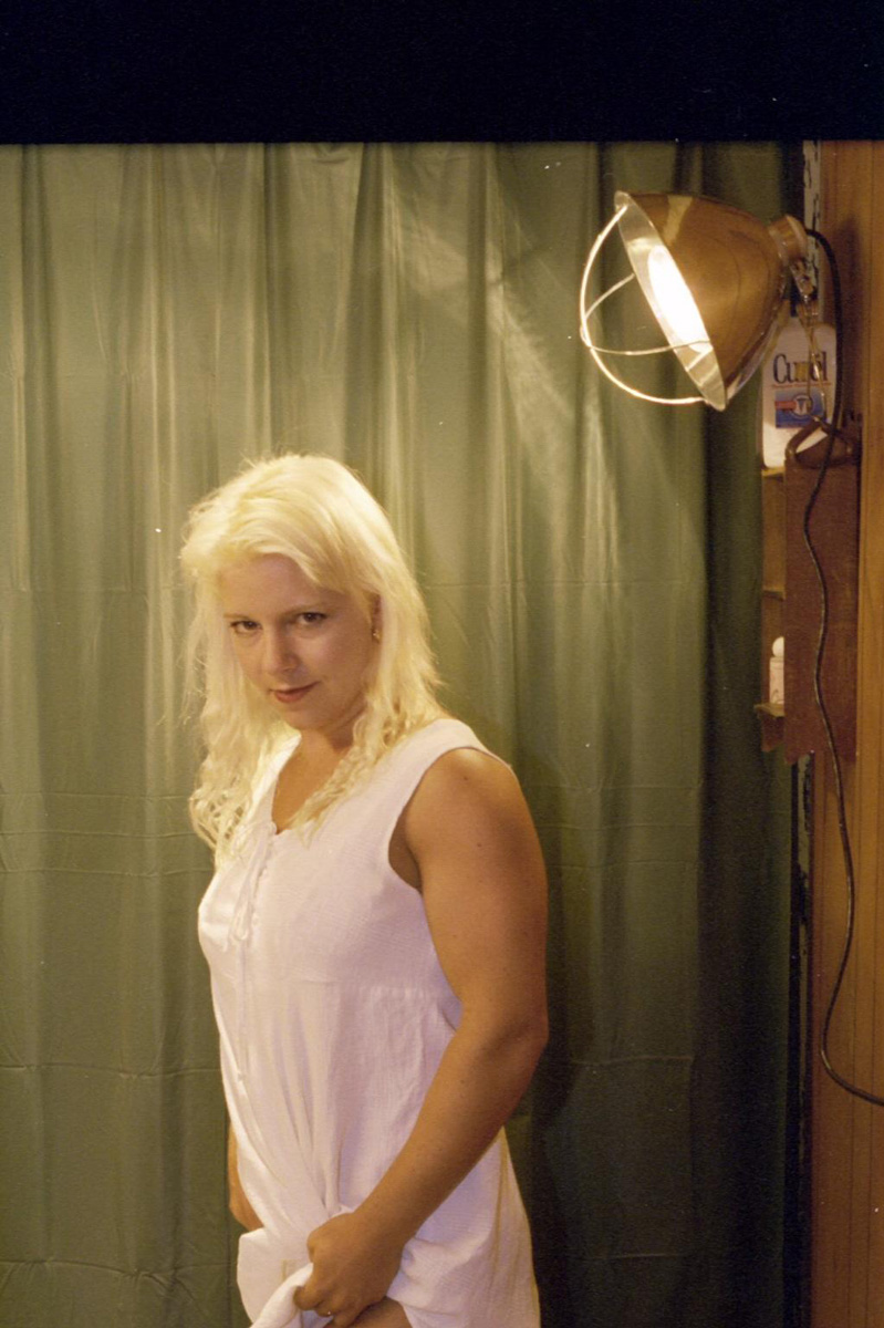 金发女人在厕所上厕纸时露出阴蒂穿着网眼尼龙袜