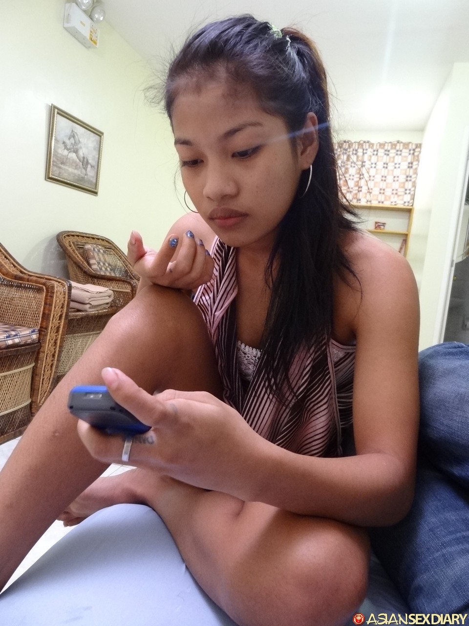 Mitch: Pequena Asiática Tira A Roupa E Mostra Sua Buceta Aparada E Inchada Em Close-Up