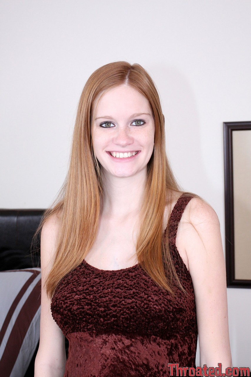 高挑红发美女Layla Exx被口爆并颜射