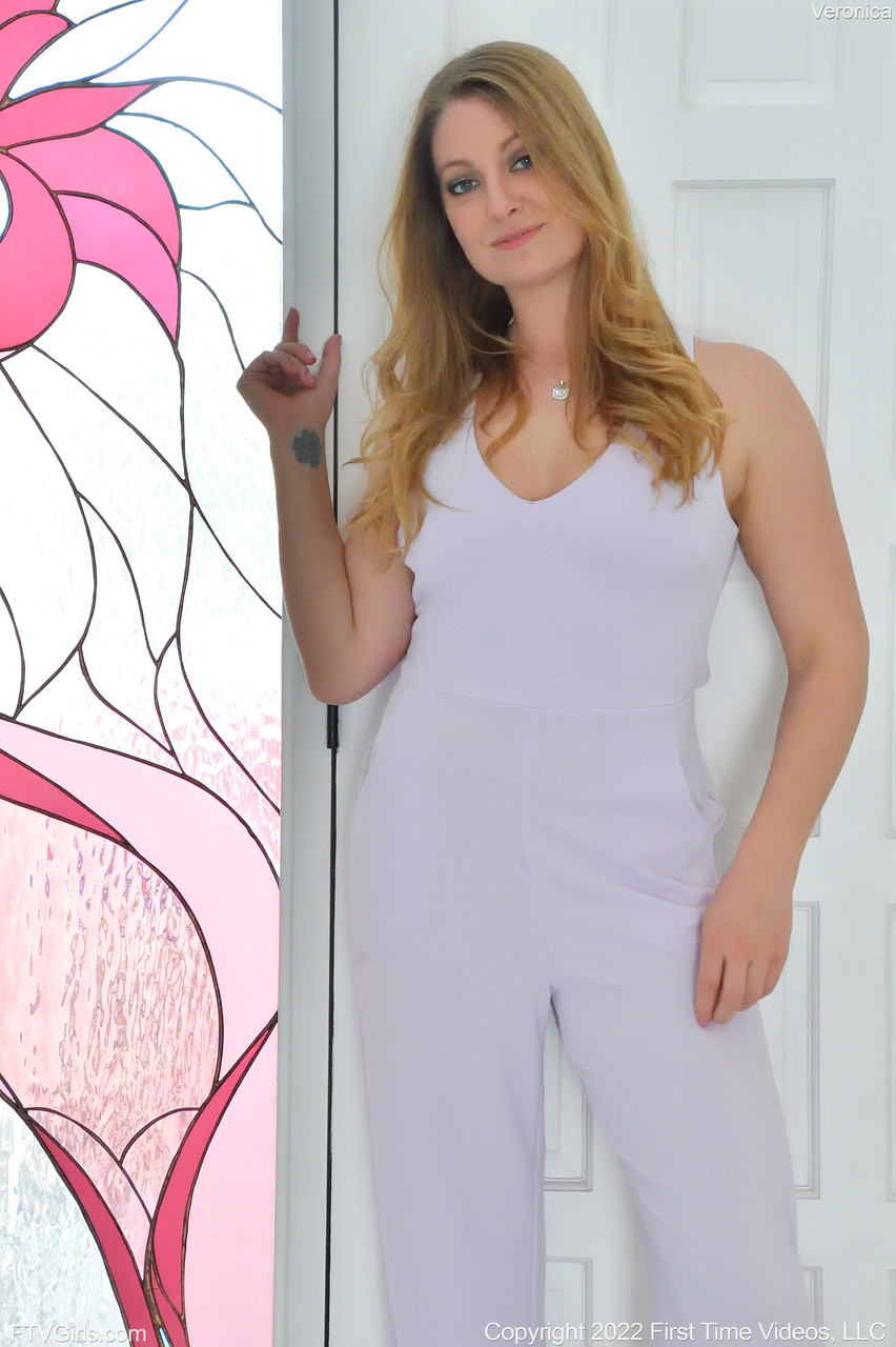 Glamouruse Véronique Montre Ses Beaux Seins Et Sa Chatte Rasée