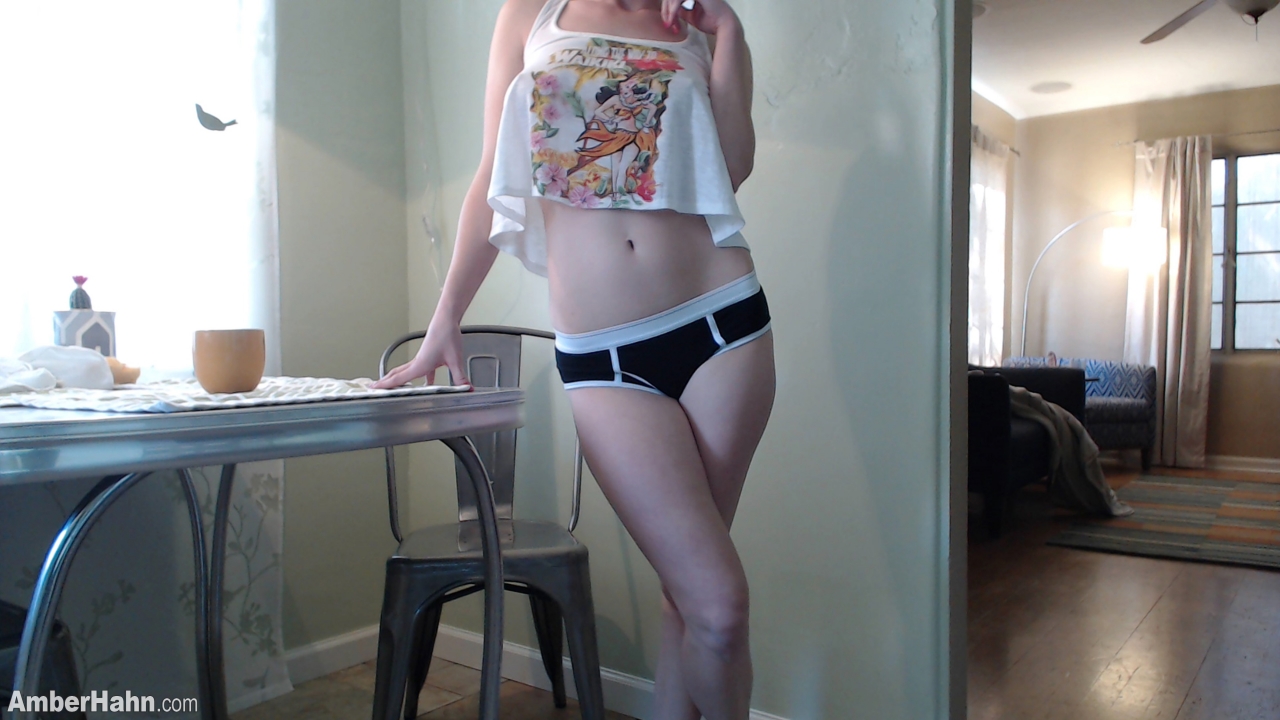 أمبر هان: فتاة نيردي منفردة تُظهر ثديين جميلين ومؤخرة مثيرة في المطبخ