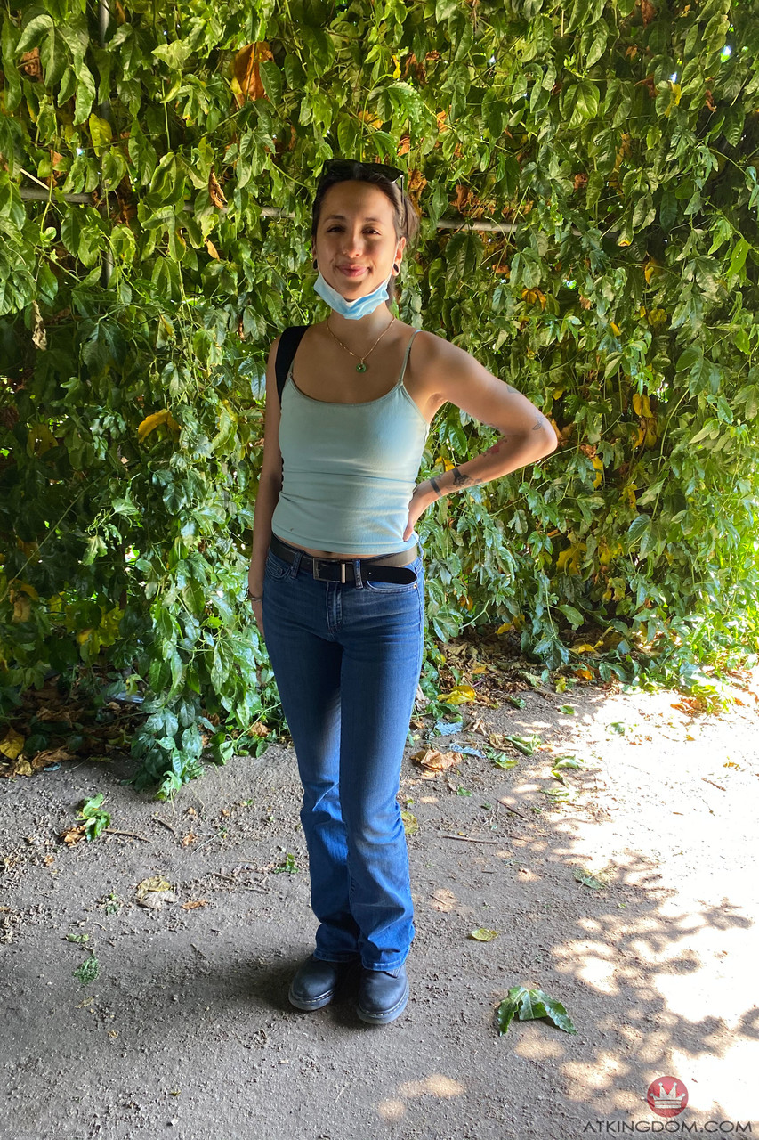 アジアの美女ミ・ハ・ドアンが服を脱いで毛むくじゃらの穴を見せる