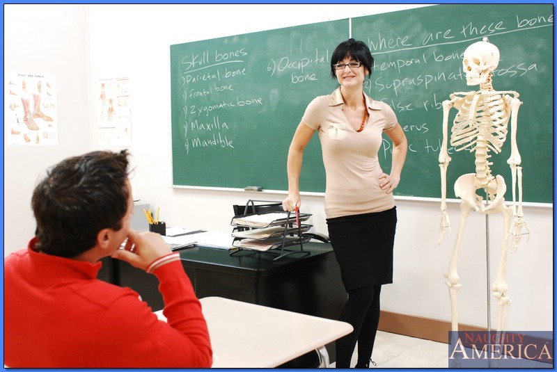 लेक रसेल, मेच्योर टीचर स्टॉकिंग्स में, क्लास में मोटे लंड पर चढ़ती हुई