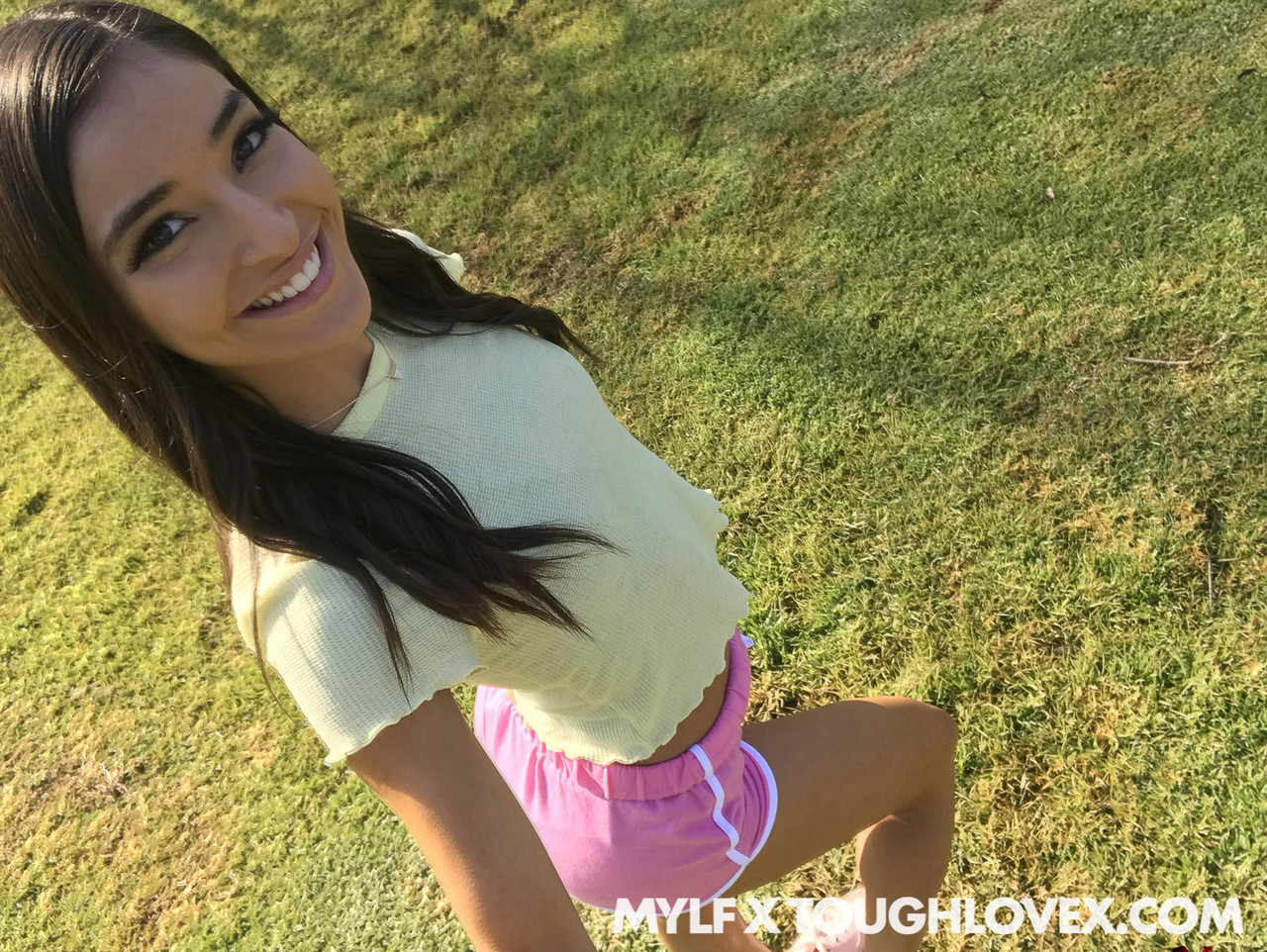 Jeune Demi-Sœur Emily Willis Montre Sa Silhouette Mince Et Se Fait Défoncer Durement