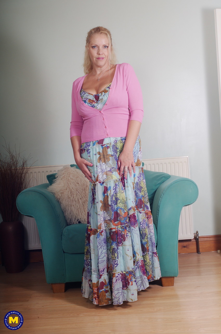 यूरोपीय गृहिणी Teya बड़े स्तन दिखाती है