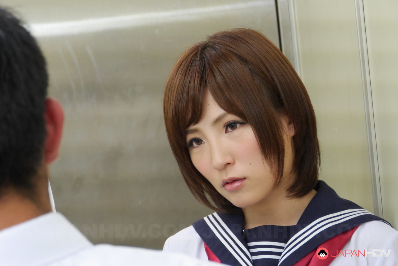 日本女郎Kaede Oshiro展示她 毛穴 并在电梯里被揉搓