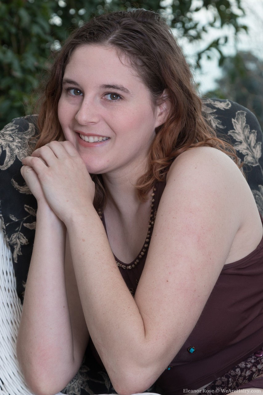 毛发棕色头发的伊莱诺·罗斯展示大奶子毛茸茸的屄