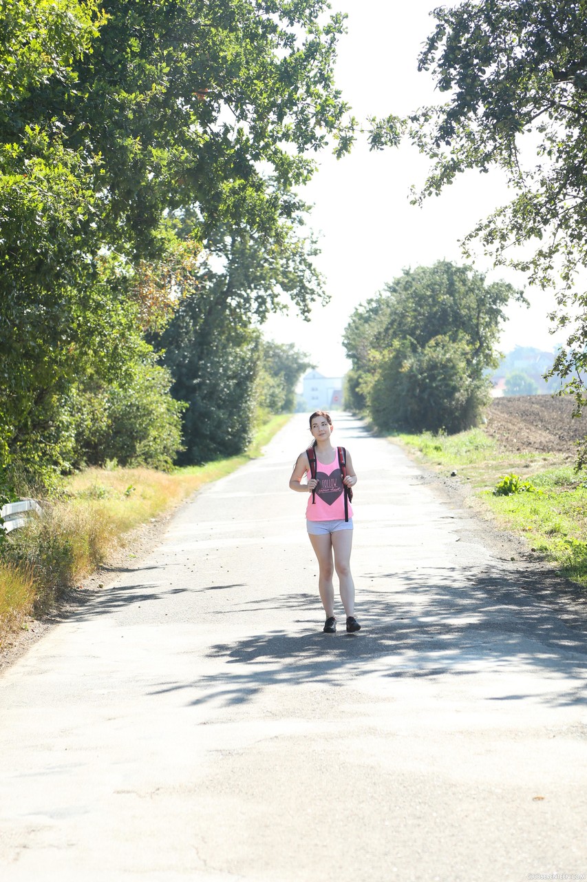 المراهقة السمراء دافني J تتعرى وتستمني في الطبيعة