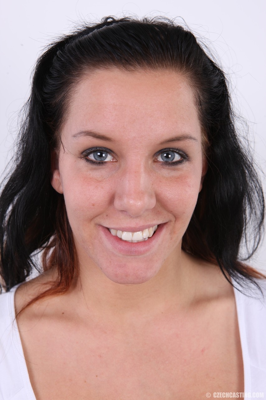 ぽっちゃりブルネットKvetaがヨガパンツを脱いで垂れた胸を曝ける