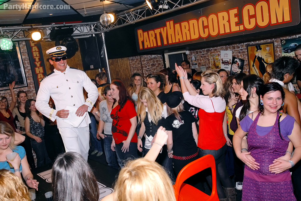 醉鸡在舞台上猛男脱衣舞秀中群交狂欢