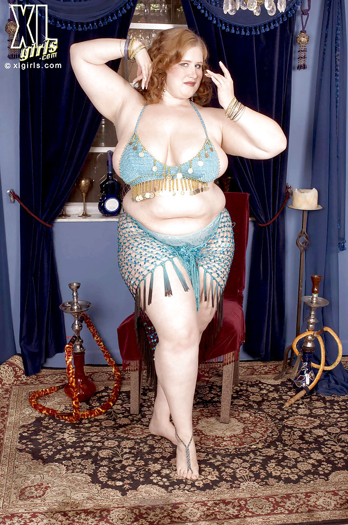 丰满的小姐伊莎贝尔让她肥大的乳房和屁股弹跳