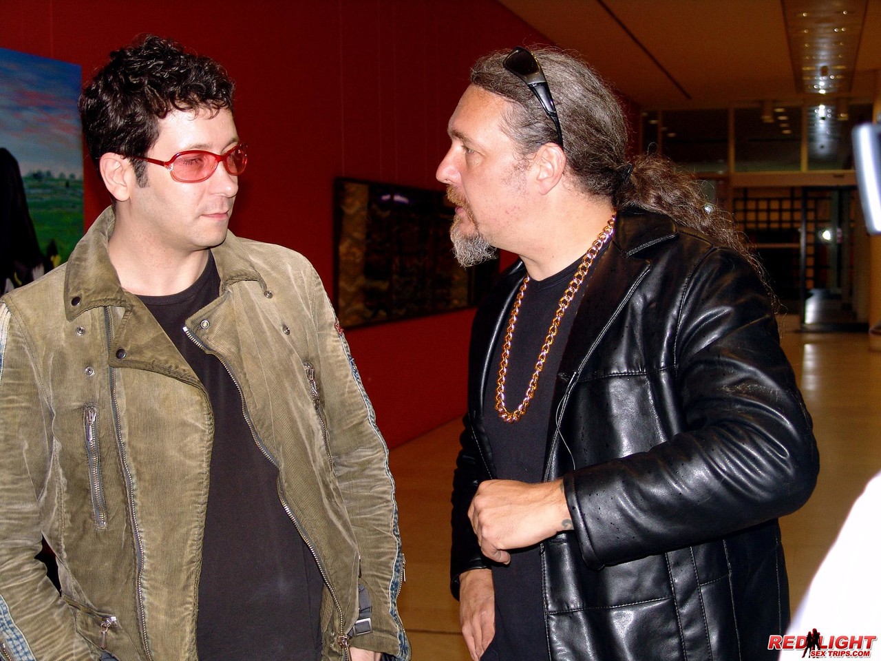 भूरे बालों वाली महिला उच्च पैर की उंगलियों गहरा गला चूसने डॉगी स्टाइल बाथरूम