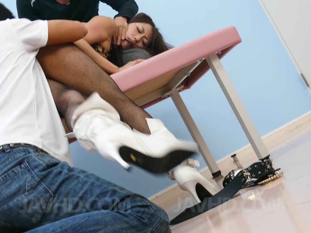 Jeune Fille Japonaise Natsuki Yoshinaga A Des Rapports Sexuels Avec Des Garçons