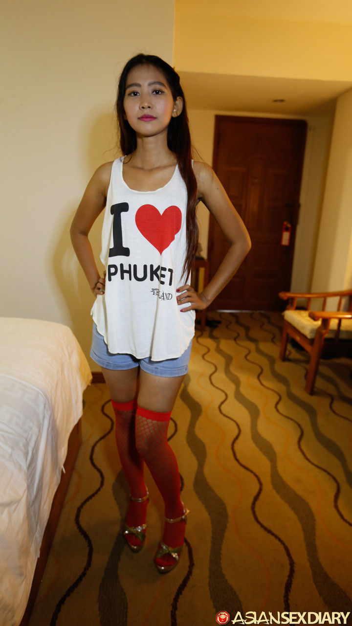 छोटी एशियाई टोटो पीओवी सेक्स से पहले तंग शरीर दिखाती है