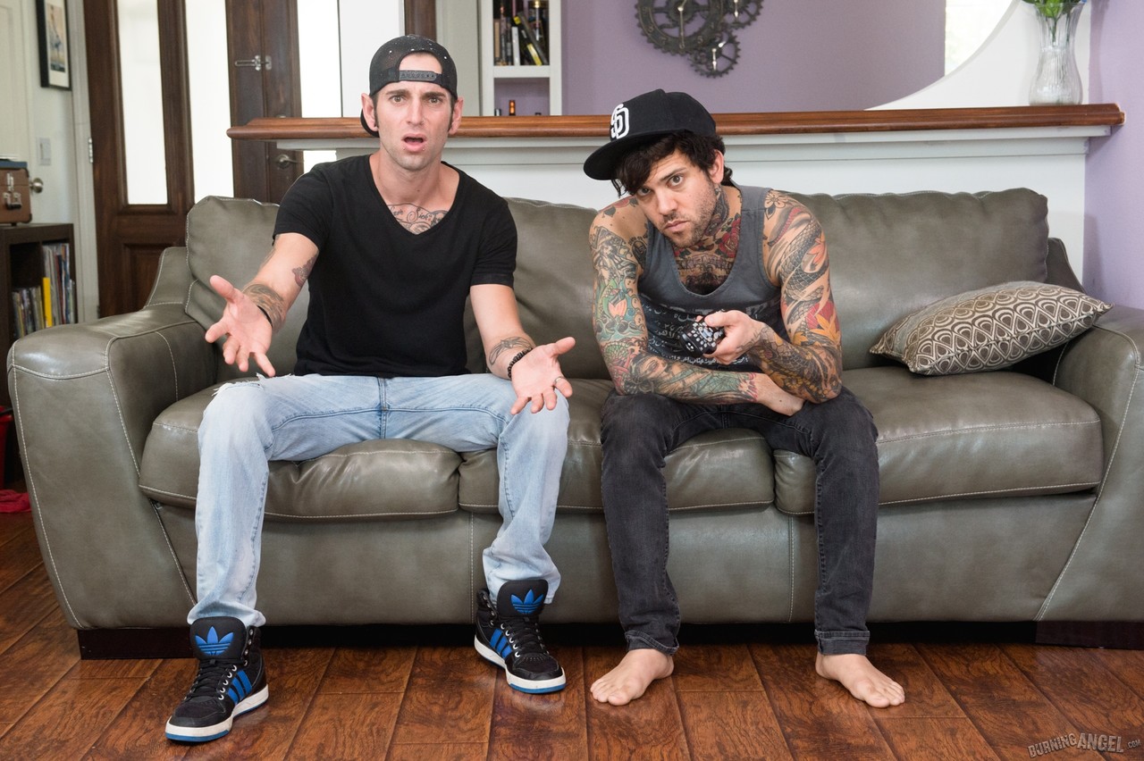 Asiatisches Emo-Mädchen Saya Song Blasst Tief Und Wird Auf Dem Sofa Gefickt