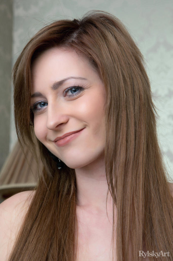 European Solo Girl Janelle Shows Off Her Neatly Trimmed Muff