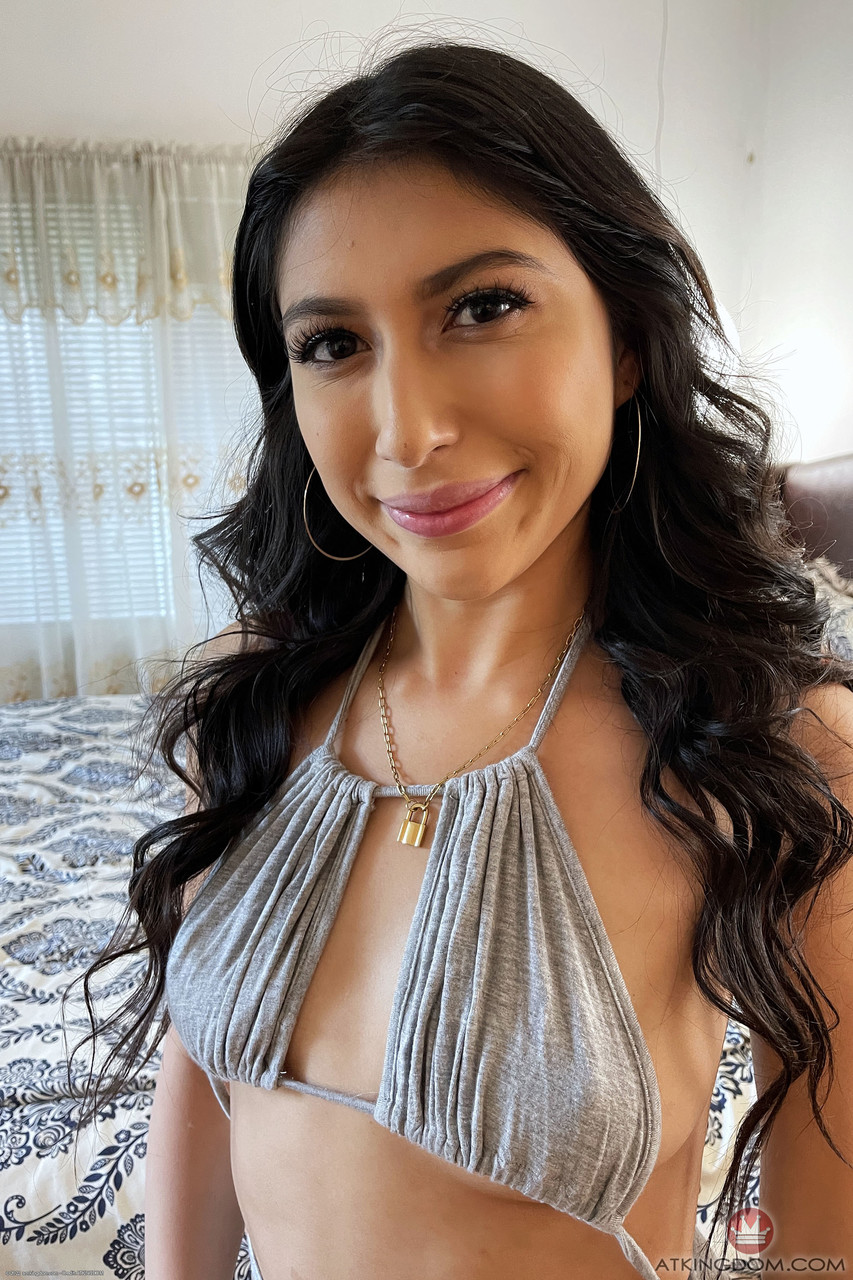 佩内洛普·伍兹脱衣展示她性感的拉丁裔私处与大臀部特写