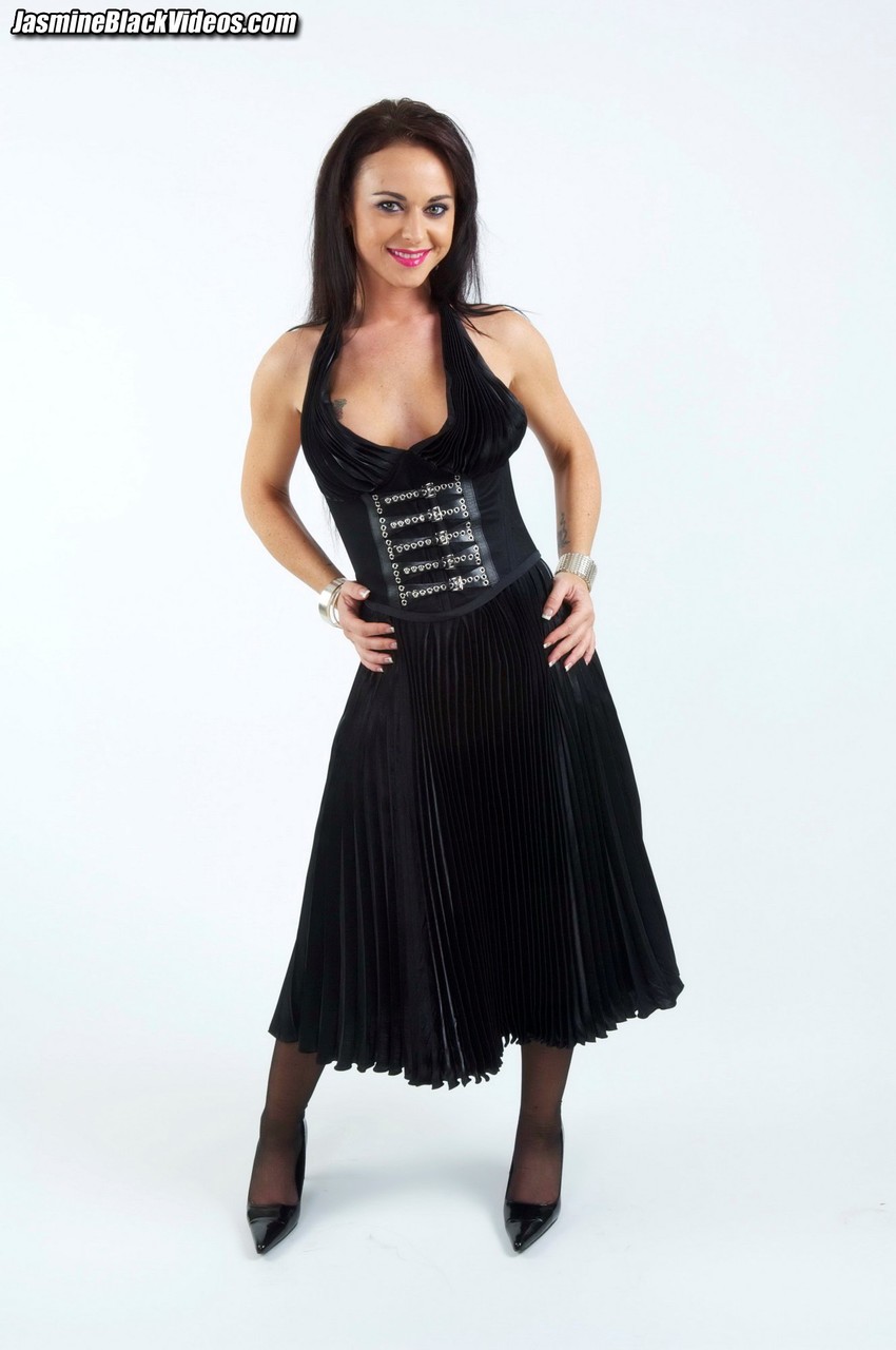 एनास्तासिया ब्रोकेलिन और उत्तेजित मिल्फ दो बड़े लंड गर्म थ्रीसम में साझा करती हैं