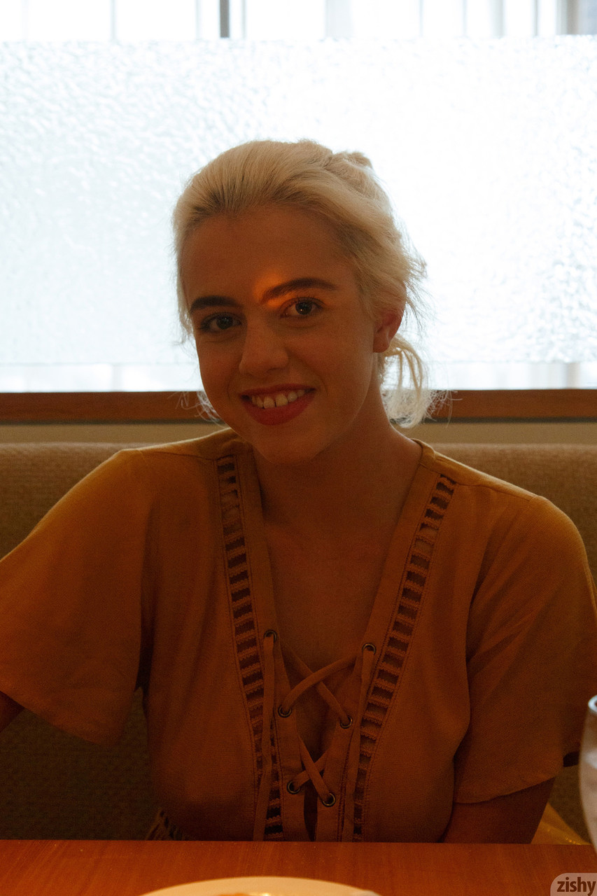 可爱的金发少女Peach Kennedy展示大胸部和惊人的屁股独奏