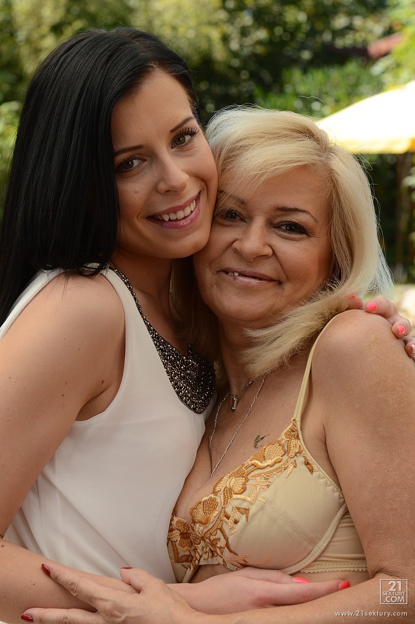 Avó Lésbica Suzie Fica Maluca Com A Morena Daniella Rose Perto Da Piscina