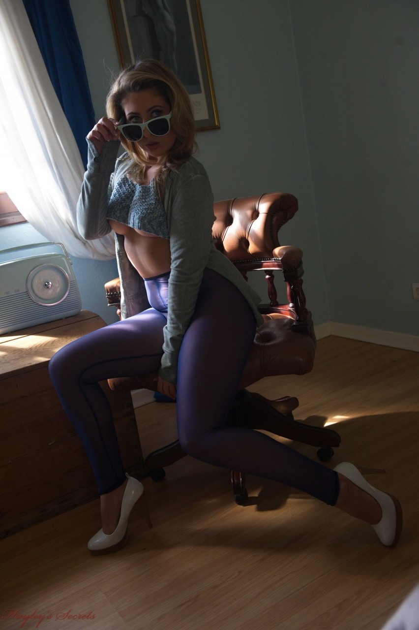 ペトラD アマチュアモデルがセーターから胸を解放しストッキングを下ろす