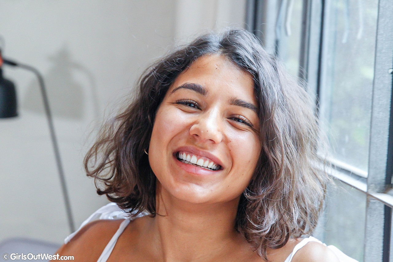 Rubi Valentine Zeigt Ihren Grossen Arsch Und Ihre Haarene Muschi