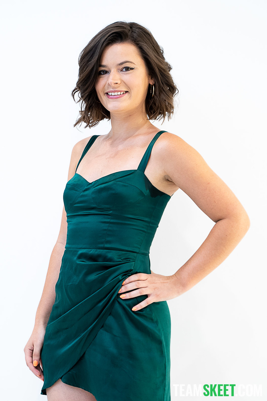 धर्मा जोन्स अपनी शानदार गांड दिखाती हैं और गहराई से लंड लेती हैं