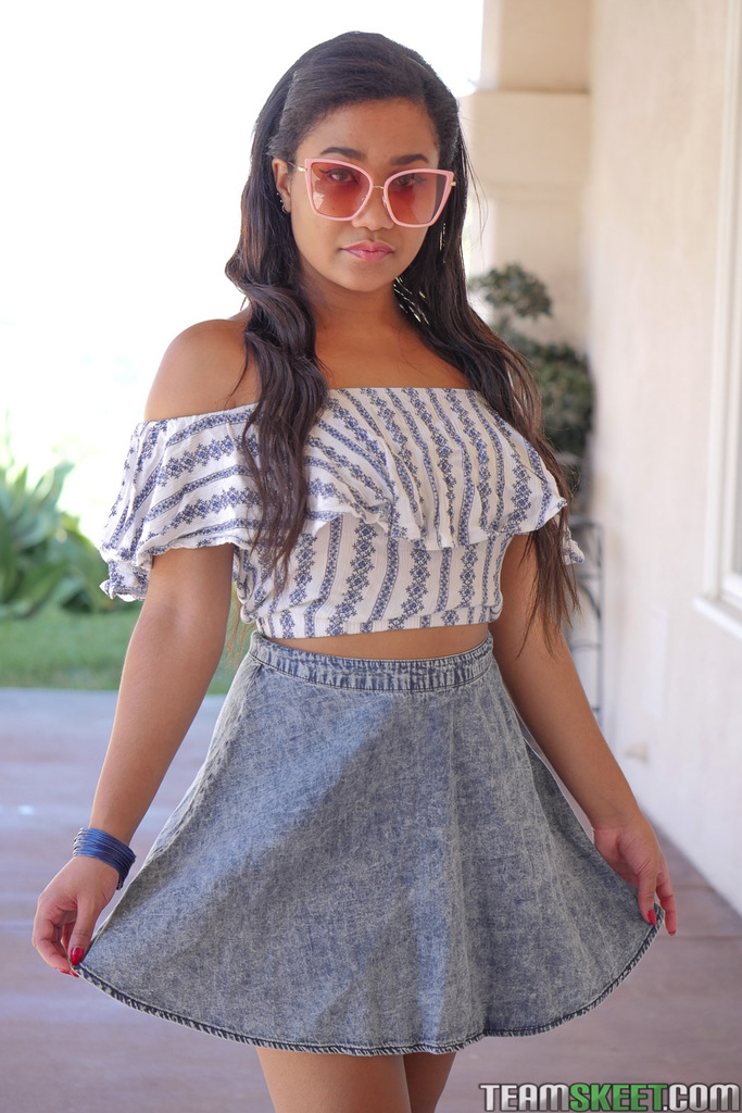 黒人娘ロニ・レジェンドが白い下着をちら見せしてから完全に裸になる