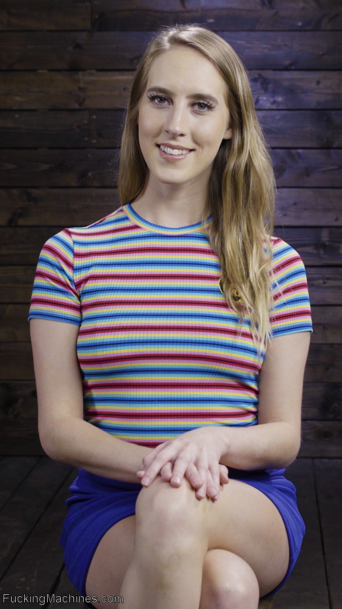 Cadence Lux Spritzt Beim Spielen Mit Dem Gerät