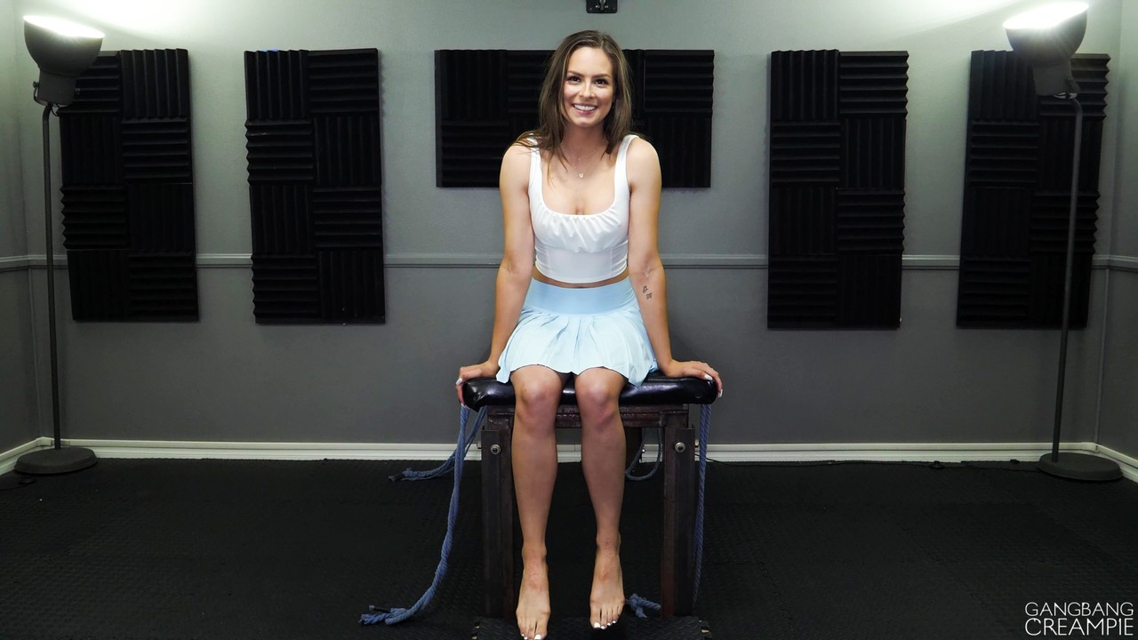 イギリス娘レイナ・レイの膣内射精がギャングバング後に滴る