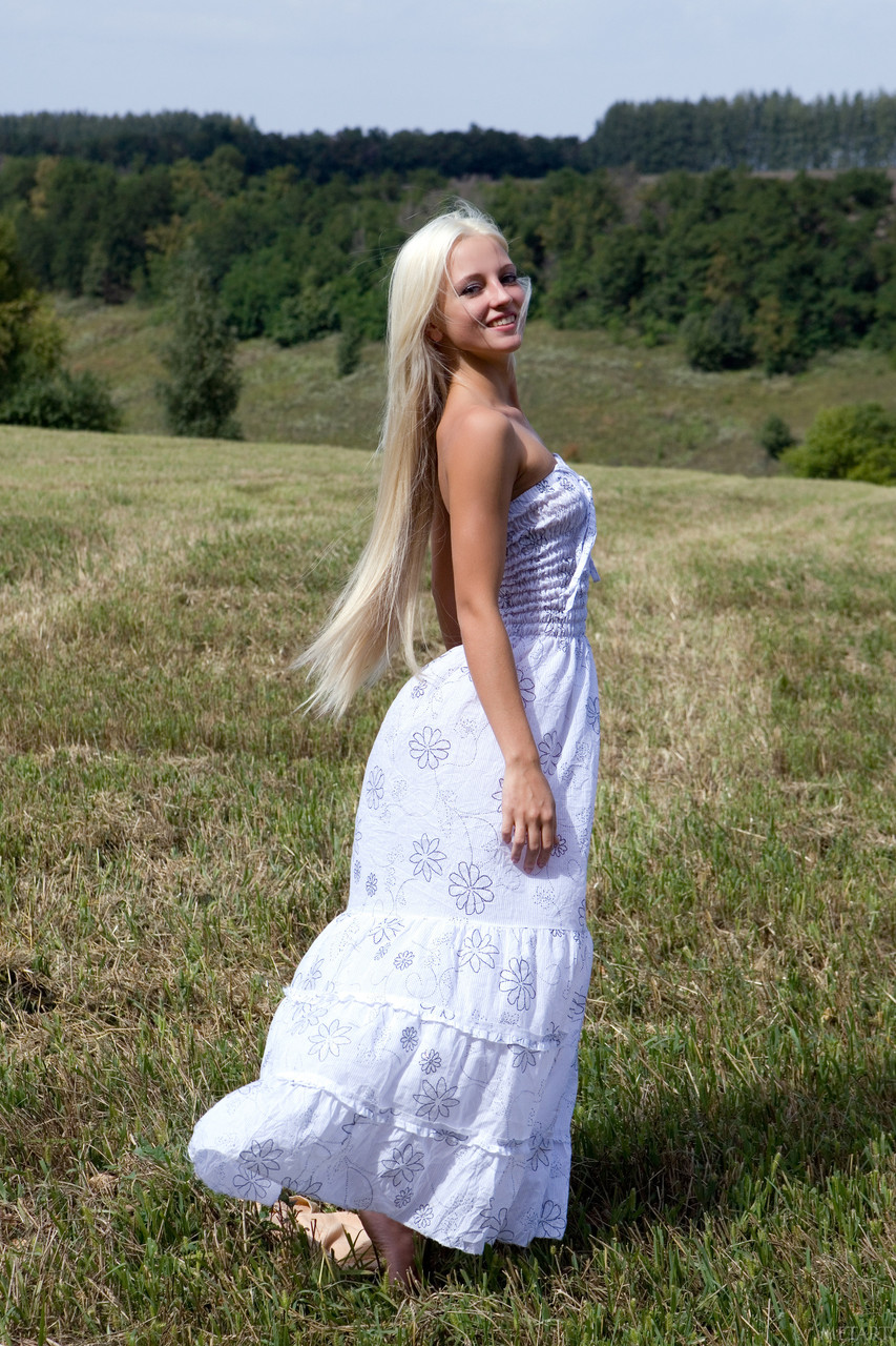 アリシャ・A：甘いティーン美少女が野外で服を脱ぎソロヌードポージング