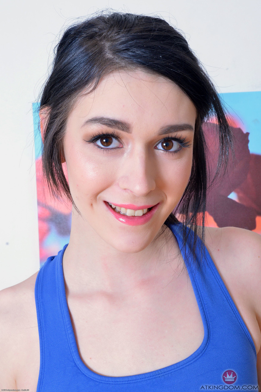 痩せたティーンIvy Auraによるクローズアップピンクホール展示