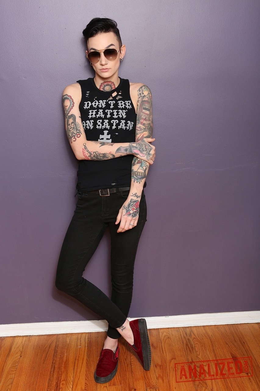 タトゥー入りポルノスター、ニッキー・ハーツが黒い衣装を脱ぎ、おっぱいを露出