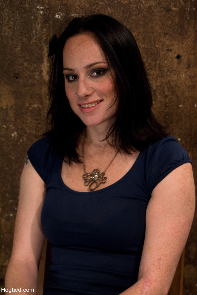 Scarlet Faux Realiza Una Intensa Ligadura Hogtied En Fotos Calientes