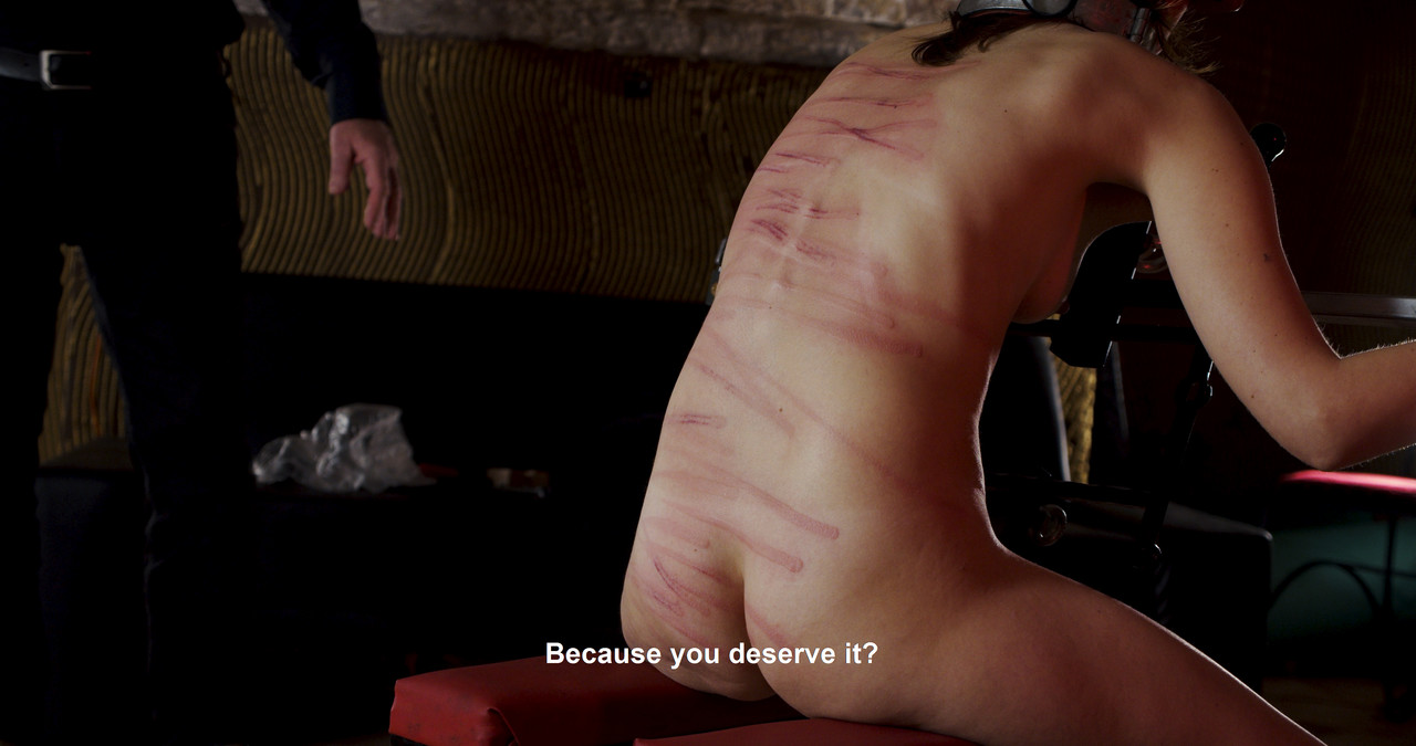 बंधी हुई किंकी किशोरी जिसके छोटे स्तन हैं, किले की कोठड़ी में बेरहमी से कोड़े मारी गई