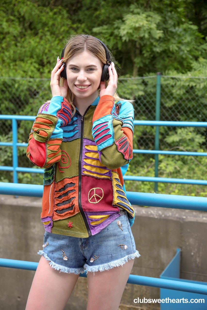 المراهقة النحيفة ميلينا ديفي تتباهى بثدييها الصغيرين وتفرك كسها في الهواء الطلق