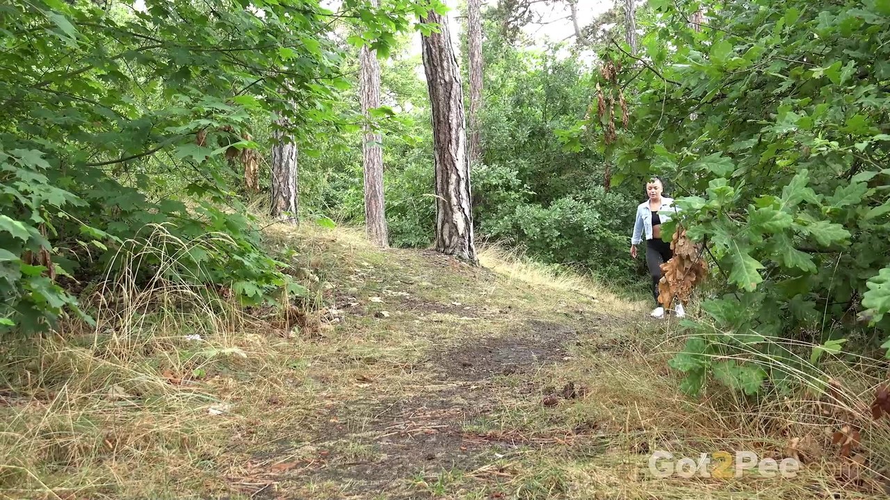 Urgente Pisse, La Brune Dafne Tire Ses Leggings Noirs