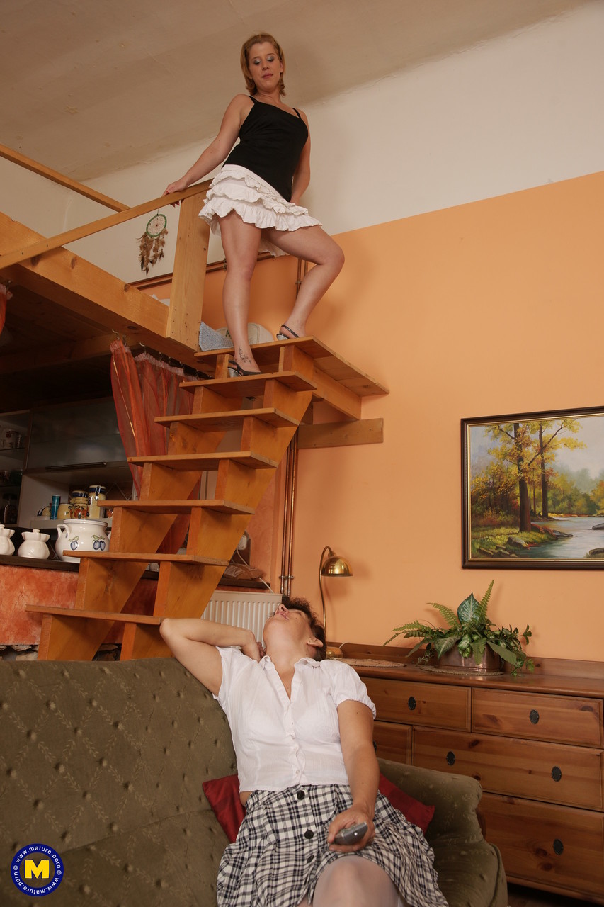 شباب المثليات إليز كي وسوزي يستمتعن بجلستن مع قديمة.dyke