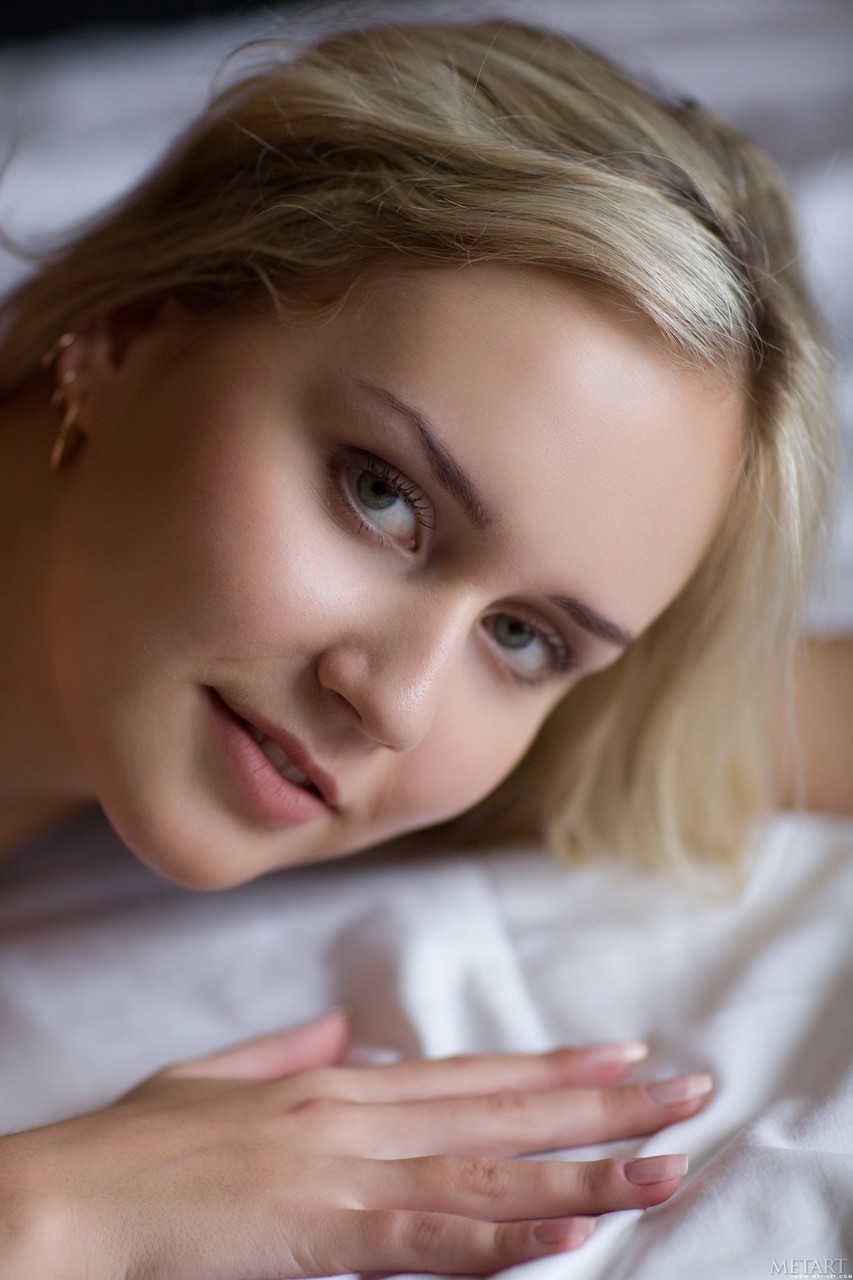 金发少女莫妮克B穿着性感丝袜用美臀挑逗