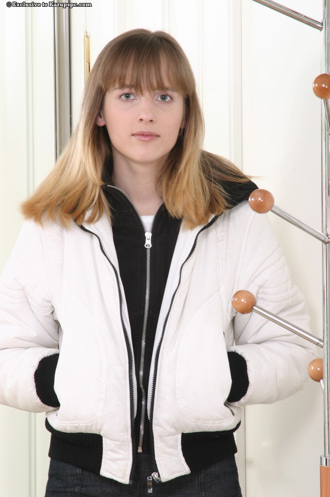 نحيفة هاوية في كلسونات تخلع ملابسها وتلمس مهبلها الشعرية