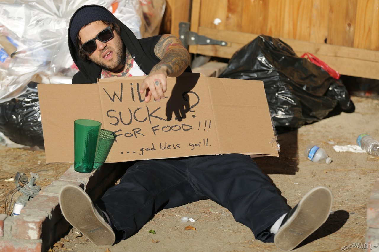 绿色格林奇乔安娜·安格尔在巷子里骑流浪汉的鸡巴肛交