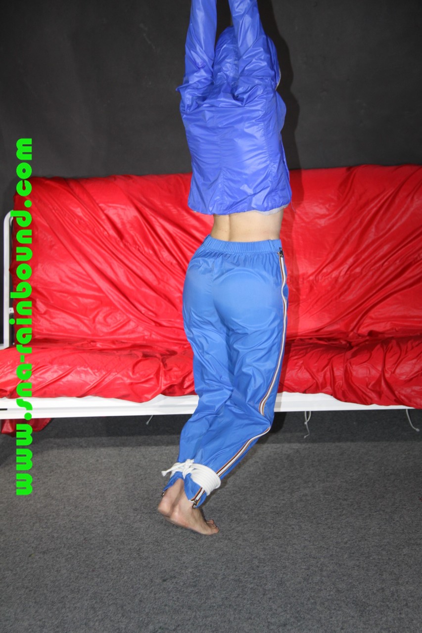 白衣女孩双手高举被尼龙服装束缚