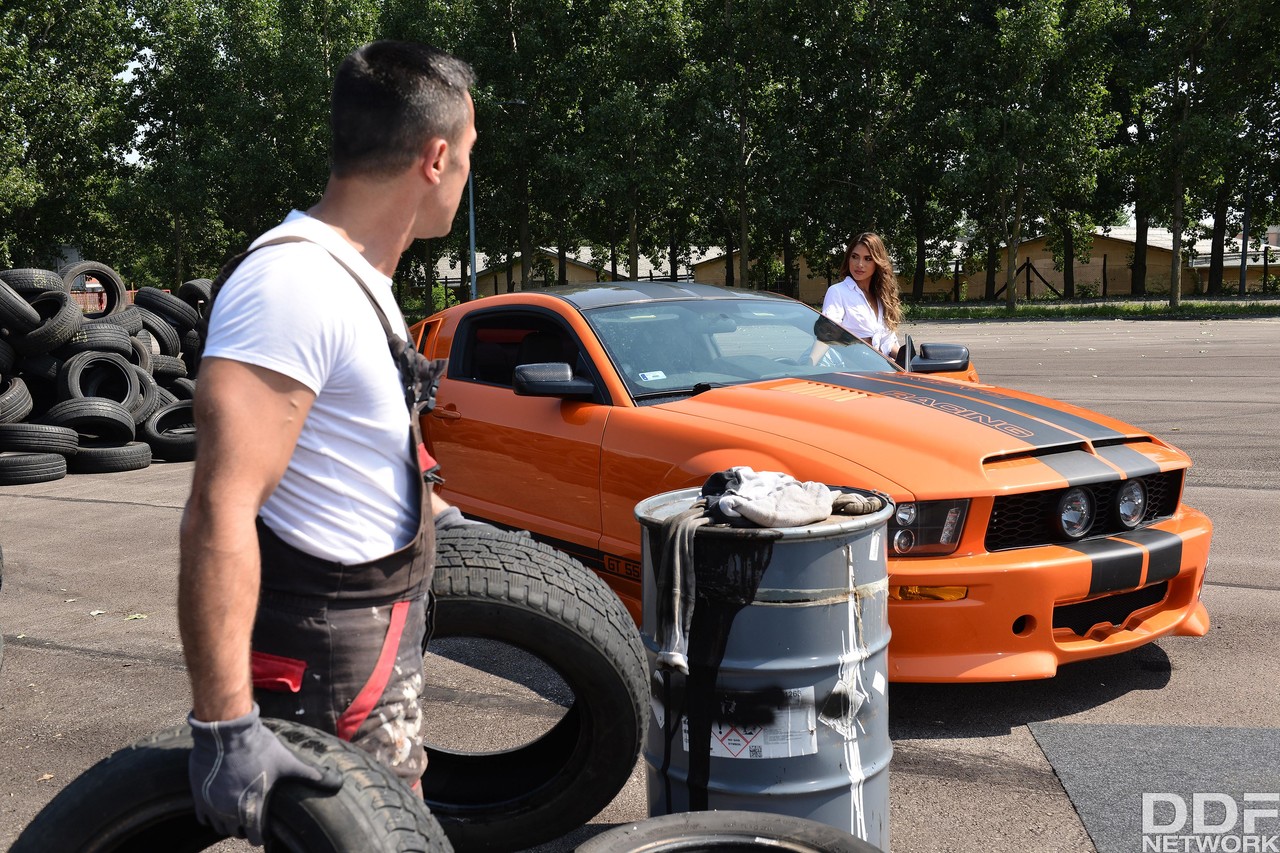 बेबी निकोल्स स्पोर्ट्स कार के सामने सेक्स के बाद वीर्य का स्वाद लेती है