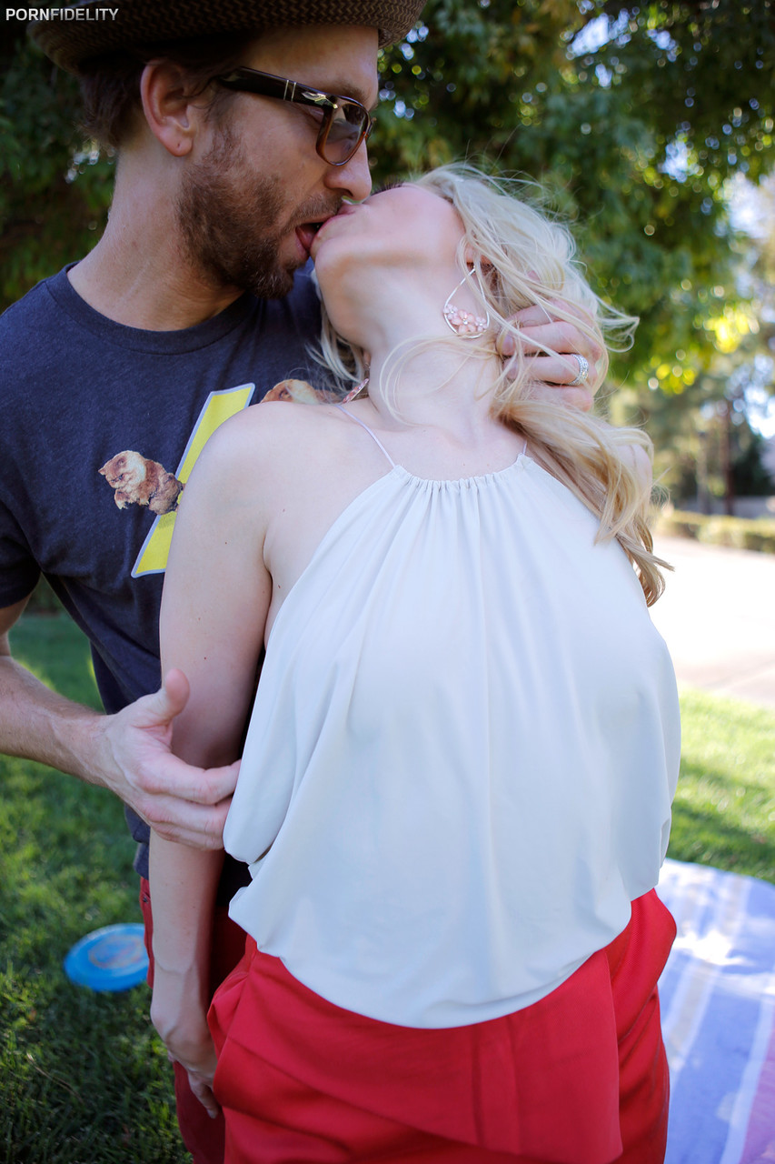 アシュリー・ファイアース、巨尻の曲線美AV女優、ライアン・マディソンに突かれる