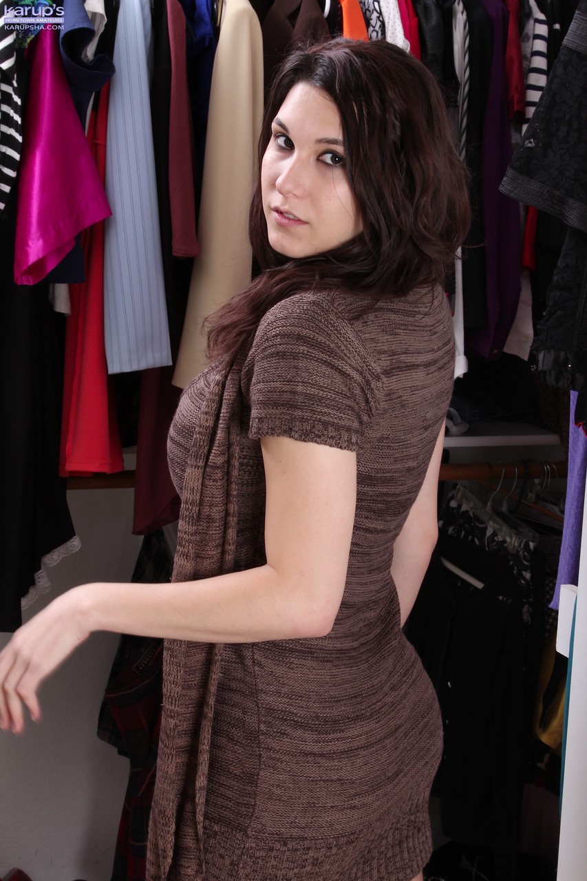 艾拉·琼斯展示她完美塑形的胸部和光洁的私处