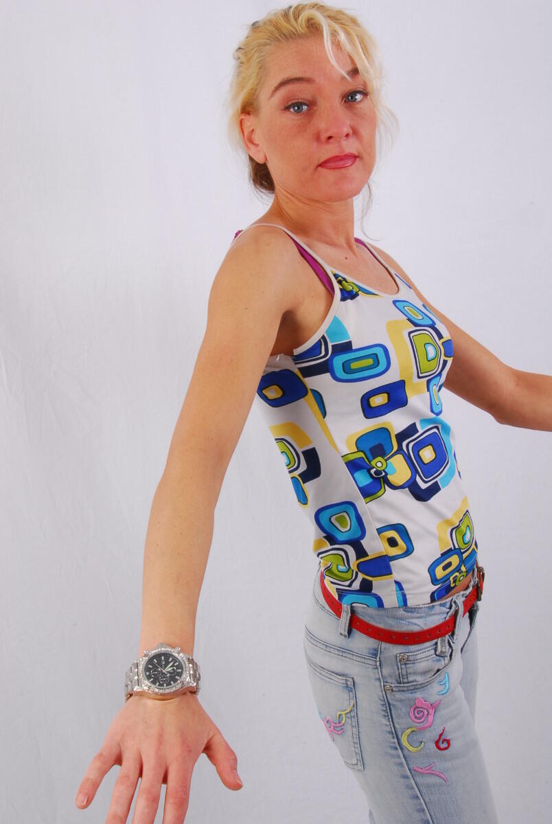 蓝眼金发莉莉在工作安全挑逗中佩戴巨大金属手表